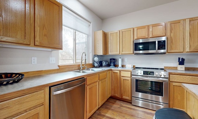 Klamath Falls Casa | Dog-friendly duplex with access to indoor pool, sports courts, & hiking trails