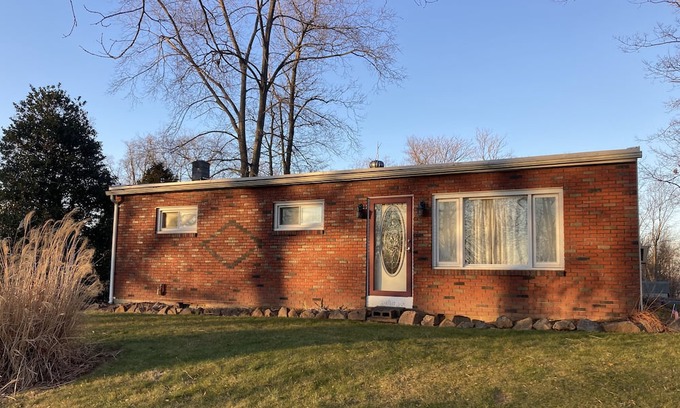 Denver Casa | Three bedroom rancher in a quiet country setting off street parking