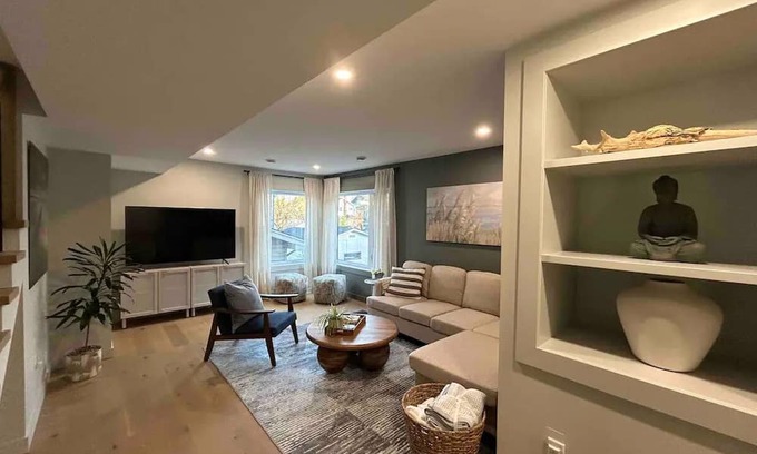 Thunder Bay Casa | Modern Manor