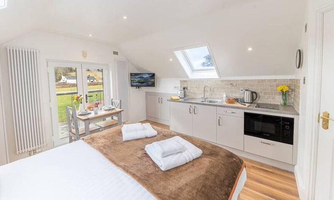 Kendal Apartamento | Romantic and stylish studio apartment with views and free parking