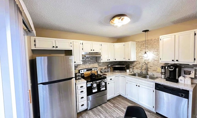 Woodcrest Casa | 5 minutes to Downtown - Cozy getaway