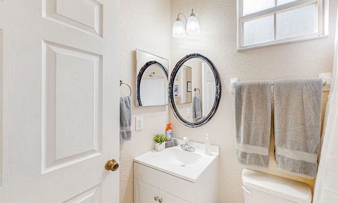Haines City Casa | Townhouse near the lake with outdoor pool, hot tub, patio, streaming, W/D, & AC