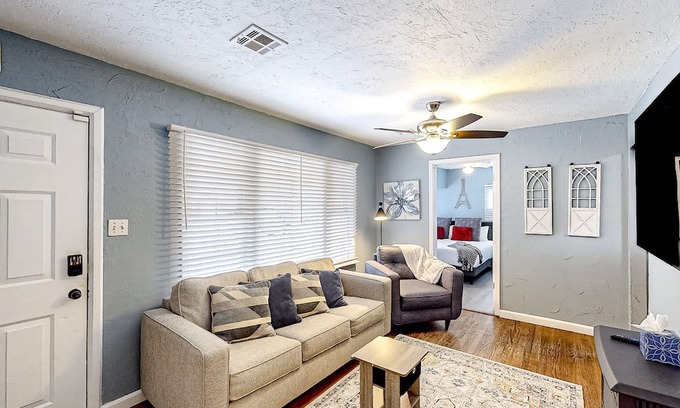 Midwest City Casa | Dog-friendly home bordered by a park with open layout, W/D, internet, & AC