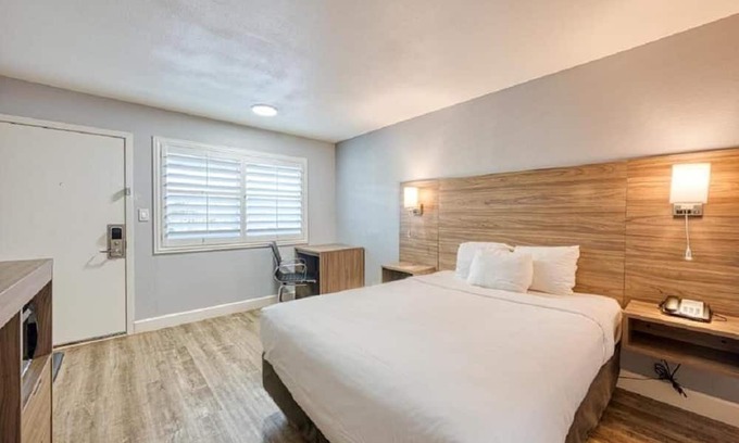 San Luis Obispo Casa | Non-Smoking 1 King Bed