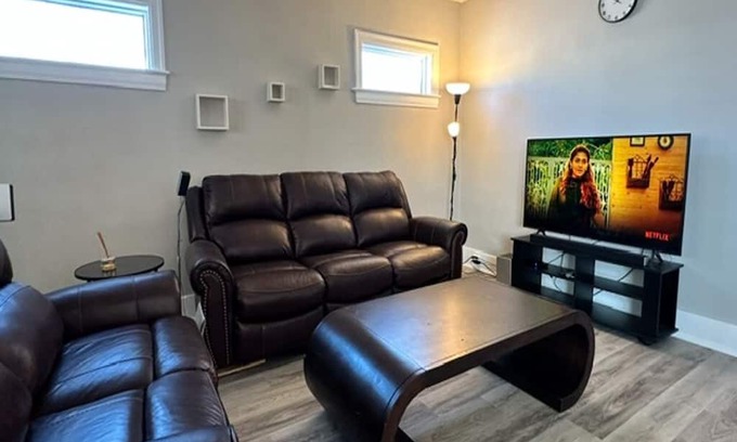 St. James Casa | Cozy House near Airport and Shopping Mall! Family and Pet friendly.