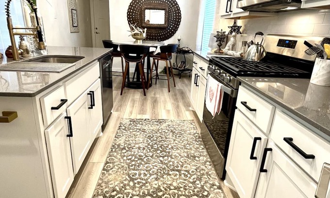 Wellborn Casa | College Station Midtown Cat House ~ 4 Bedroom
