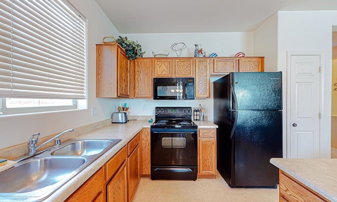 Rogers Ranch Casa | Comfortable home with enclosed yard, furnished patio, & washer/dryer