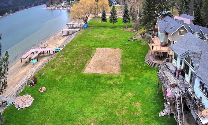 Laclede Cama Y Desayuno | Charming waterfront home with 4 bedrooms 3 bath and WiFi, AC in Laclede Idaho