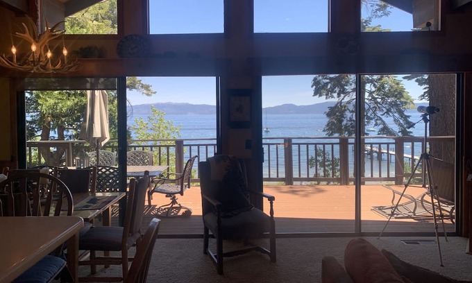 Tahoe City Complejo | Panoramic Views, Pier, Bouy and Wonderful Location on the Westshore!