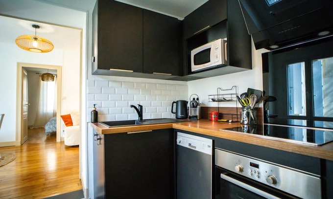 Chateauroux Casa | Functional townhouse parking terrace and Emma Queen bed close to trains + centre