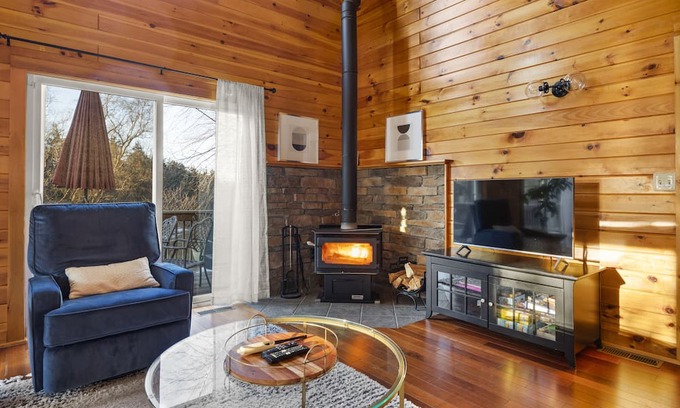 Athens Casa | Modern & Cozy Lake Oasis ~ Hot Tub ~ Games ~ View