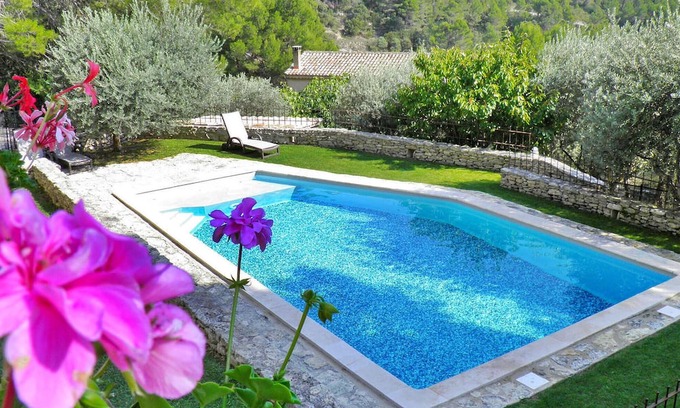 Fontaine-de-Vaucluse Casa | Nestled in the scenic hills of Fontaine de Vaucluse, this holiday home with a private enclosed pool
