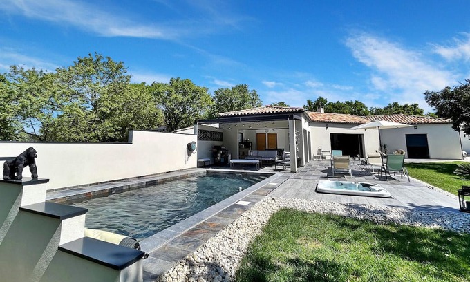 Sainte-Cecile-les-Vignes Casa | Experience the charm of Sainte Cécile Les Vignes in this delightful, air-conditioned villa, an idyll
