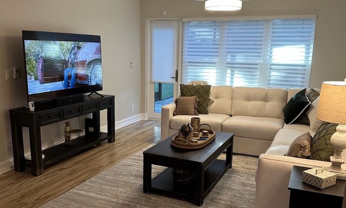 East Naples Condominio | Prime Naples Getaway: 2BR/2BA Condo, Poolside Paradise, Close to Beaches & More!