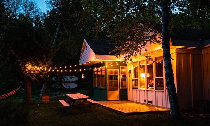 South Bruce Peninsula Cabina | Cozy 3-bedroom Nostalgic Waterfront Cabin on Lake Huron