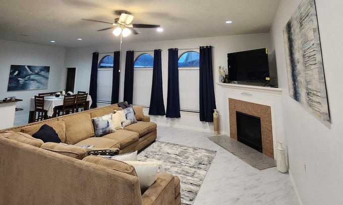 League City Casa | Luxury Family Oasis nr/ Galveston Beach! Near Water Park, Restaurants & Shopping