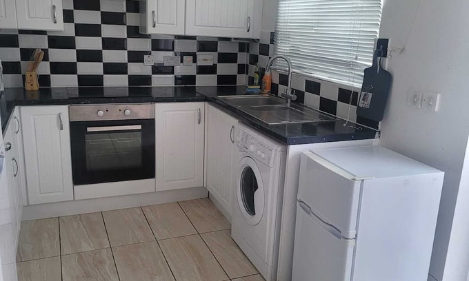 Thamesmead Casa | Exquisite 3-Bed Royal Pearl Home in Greater London