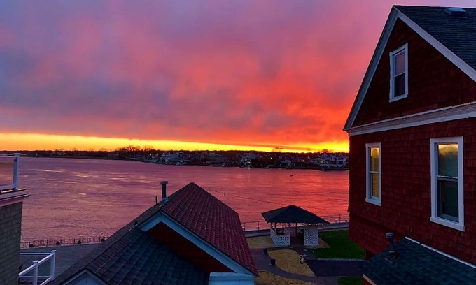 Rumson Casa | Jersey Shore Beach House with Fantastic Views in the Heart of Town