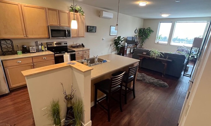 South Burlington Apartamento | 1-BR apartment with deck overlooking Lake Champlain and the Adirondack Mountains
