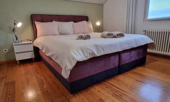 Horgen District Apartamento | Beautiful apartment with lake views, and its own balcony... SLEEPS 2 PEOPLE