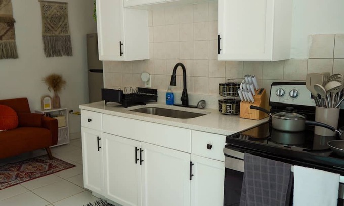 Ybor City Casa | Cozy Tampa Bay Guesthouse Bungalow 5 minutes from downtown!!
