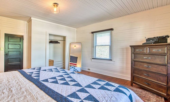 Canton Cabaña | Americana Cottage nestled in the mountains outside of Asheville!