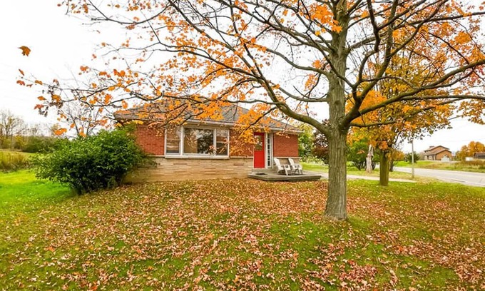 Hamilton Cabaña | Bird-watching haven in Dundas Ontario