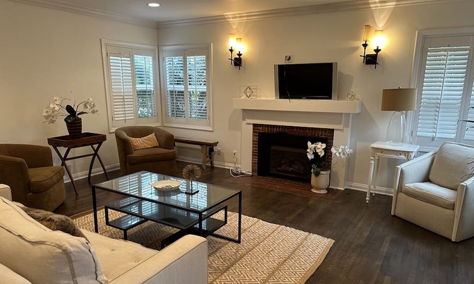 Wilshire Montana Casa | Little heaven, close to beach, full kitchen, strong WiFi, kid & pet friendly