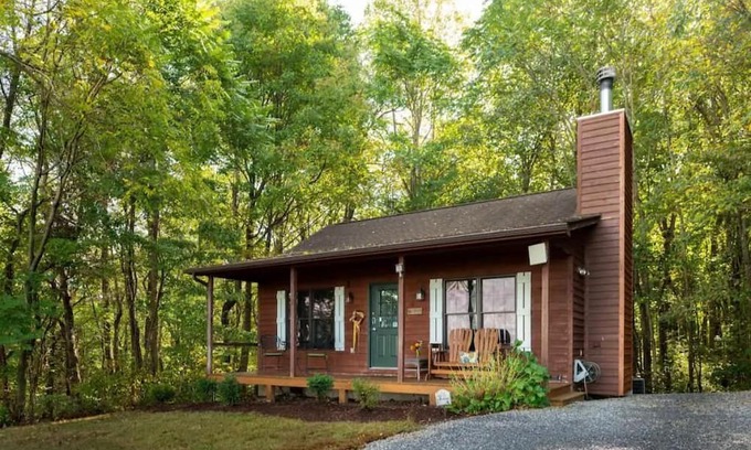 Steeles Tavern Cabina | Ivy Cabin, Hot tub and on site Spa!