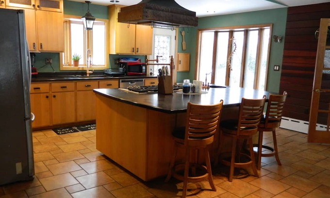Melrose Casa | Spacious three bedroom house with pool and hot tub near Historic Suffield Center