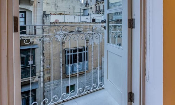 Floriana Apartamento | Charming home with Private Balcony in Floriana
