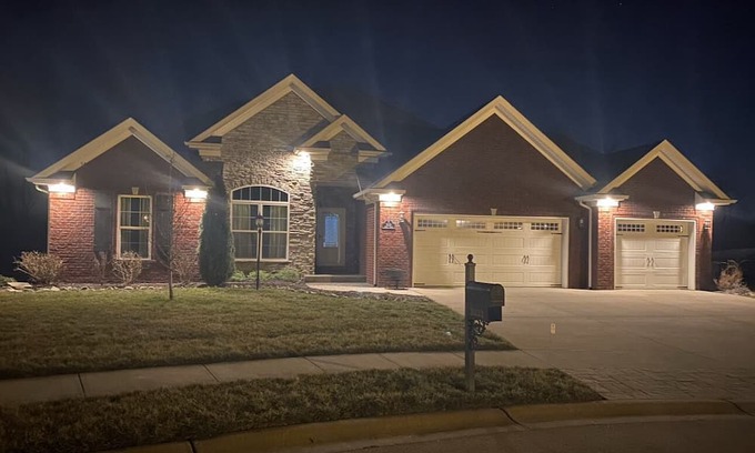 Speed Casa | Kentucky Derby 150! Private Home all Brick, 3 car garage w/hot tub