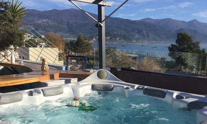 Nees Pagases Casa | Rooftop Loft with Jacuzzi