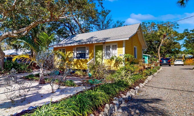 Gillespie Park Cabaña | Charming dog-friendly cottage with patio & home office - near golf & the beach