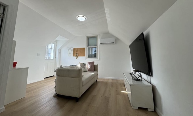 Port Chester Apartamento | Delightful entire 1 bed rm apartment w/skylight - walk to Capitol Theater &Train