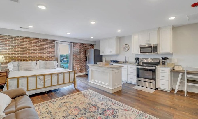 Statesboro Apartamento | The Post Suite - Above Bull Barrel Close to GSU