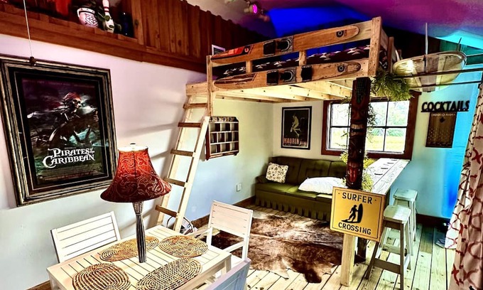Braden River Otro | Farmhouse Retreat. Quiet country cabin just minutes from Siesta Key & TerraNova