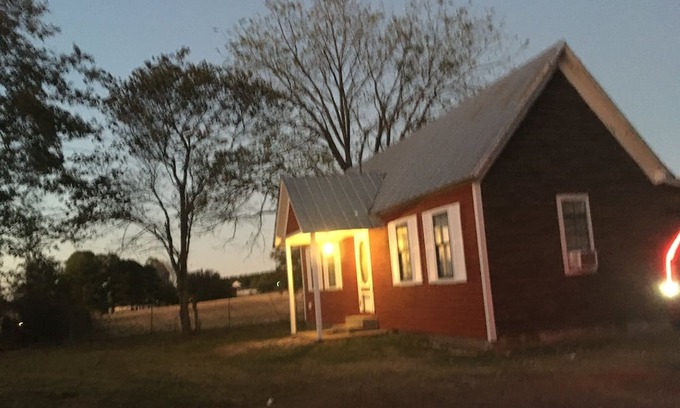 Hattieville Cabaña | Cozy Country Cottage, directly in the pathway of the 2024 solar eclipse.