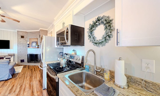 Kingsport Casa | Sunlit retreat with amazing mountain views, firepit, patio, AC & fireplace