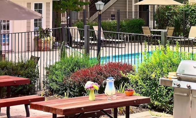 White Station Casa | Rare Find! w/ Parking, Pets Allowed, Near Memphis Rock n Soul Museum!