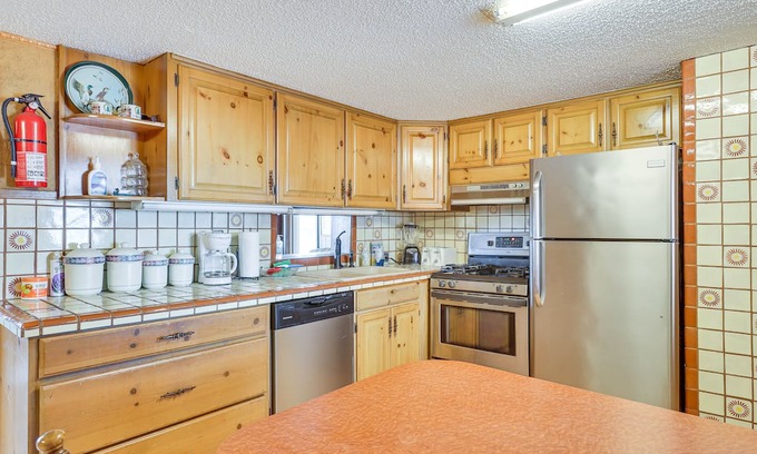 Hutchinson Casa | Hutchinson Home w/ Pond Access - 3 Mi to Town!