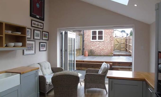 Stony Stratford Casa | Pass the Keys | Bright PetFriendly Terrace home in Stony Stratford