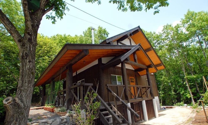Kofu-cho Alquiler De RV | White walled log cottage 10 people Swing ope / Maniwa City Okayama
