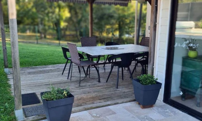 Boisredon Casa | Holiday Home 'La Font Des Ânes' with Lake View, Wi-Fi and Air Conditioning