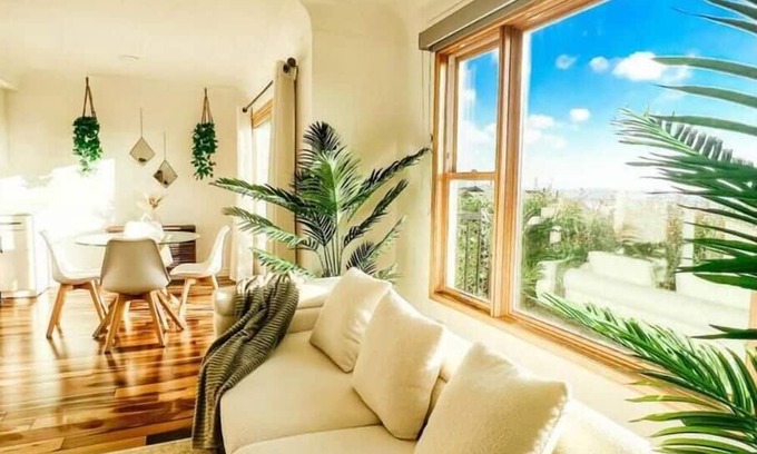 Mission Hills Condominio | Modern Hilltop Haven: Great Location, Sea View, Balcony - Family & Work Friendly