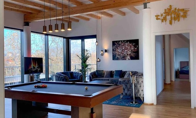 Wilhelmsruh Apartamento | Luxury Penthouse: Jacuzzi, Pool table, BBQ & desks