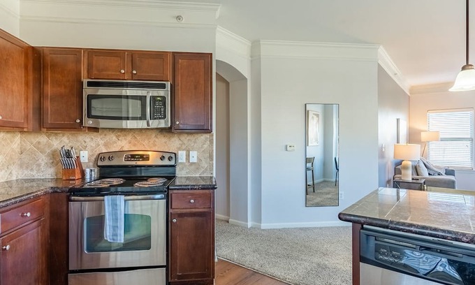 Overland Park Apartamento | Modern Apartment in Prime Location (ID3816X03)