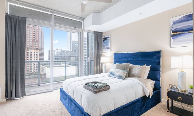 Midtown Apartamento | Skyline Views! Modern Luxe 2BR 2BA Free Parking