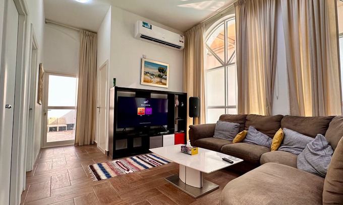 Doha Apartamento | Heart of Doha Elegant Home with Shared Swimming Pool