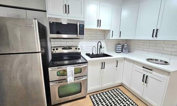 Fleetwood Casa | Modern Cloverdale Suite